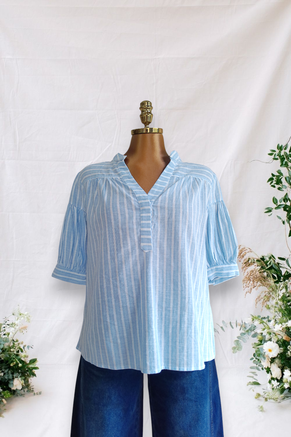 CAMISA AZUL DE MANGAS CORTAS RAYADAS EN BLANCO