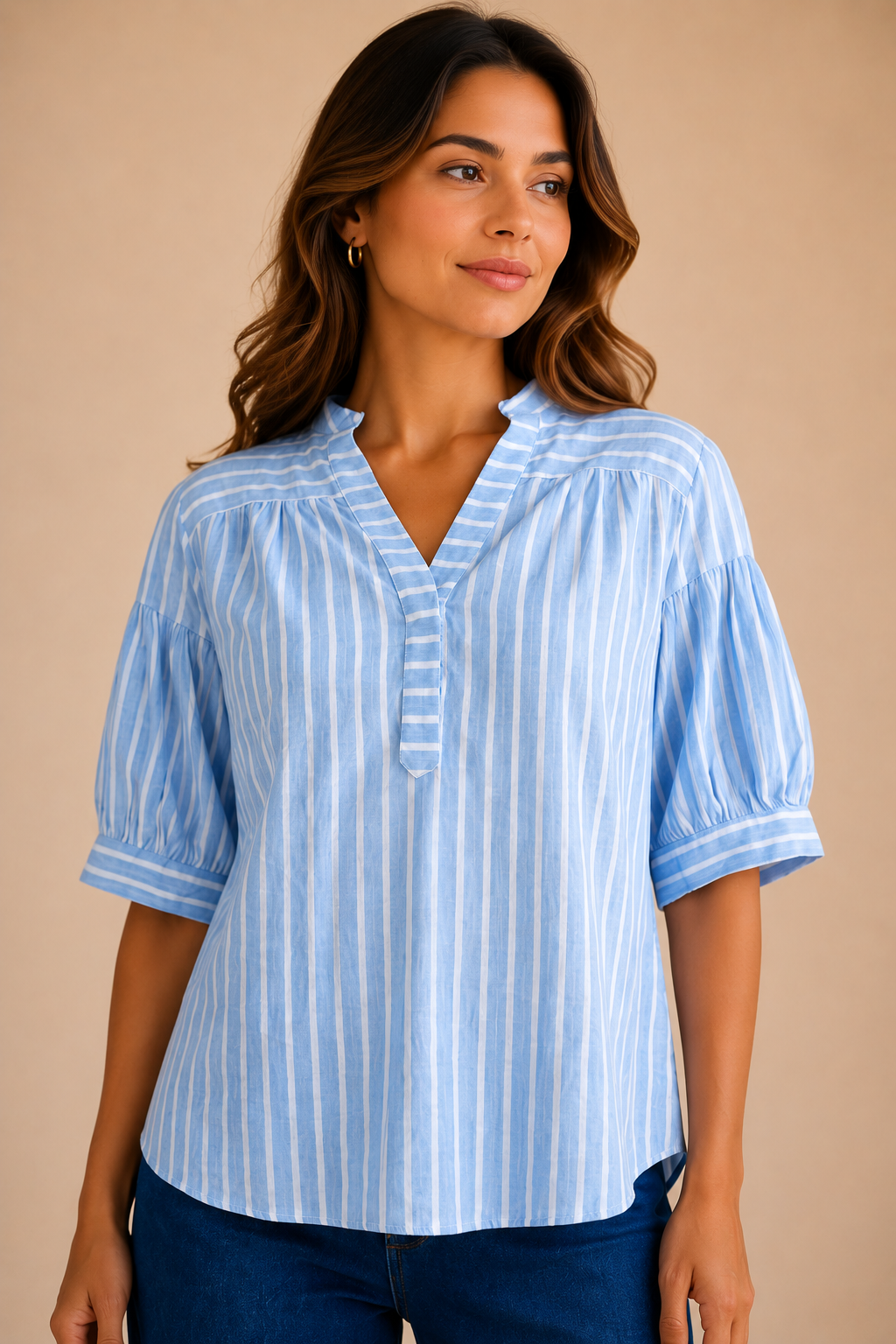 CAMISA AZUL DE MANGAS CORTAS RAYADAS EN BLANCO