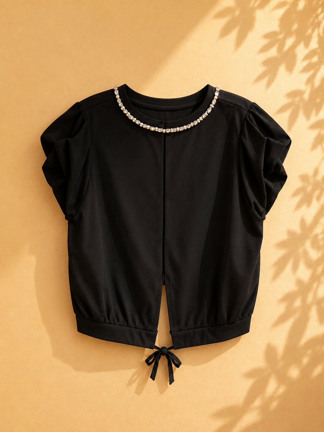 CAMISA NEGRA CON ACCESORIOS PLATEADOS Y PERLAS BLANCAS