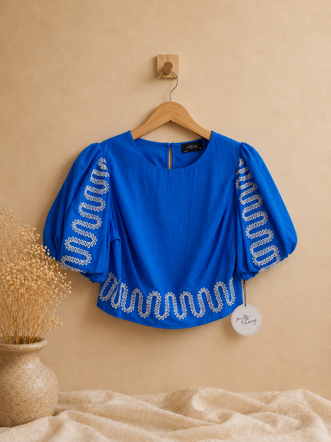 CAMISA AZUL CORTA CON BORDADO BLANCO DE LINEAS CURVAS