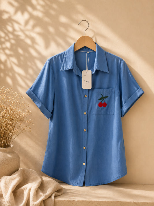 CAMISA FORMLA DE BOTONES BLANCA CON CEREZA EN LA BOLSA