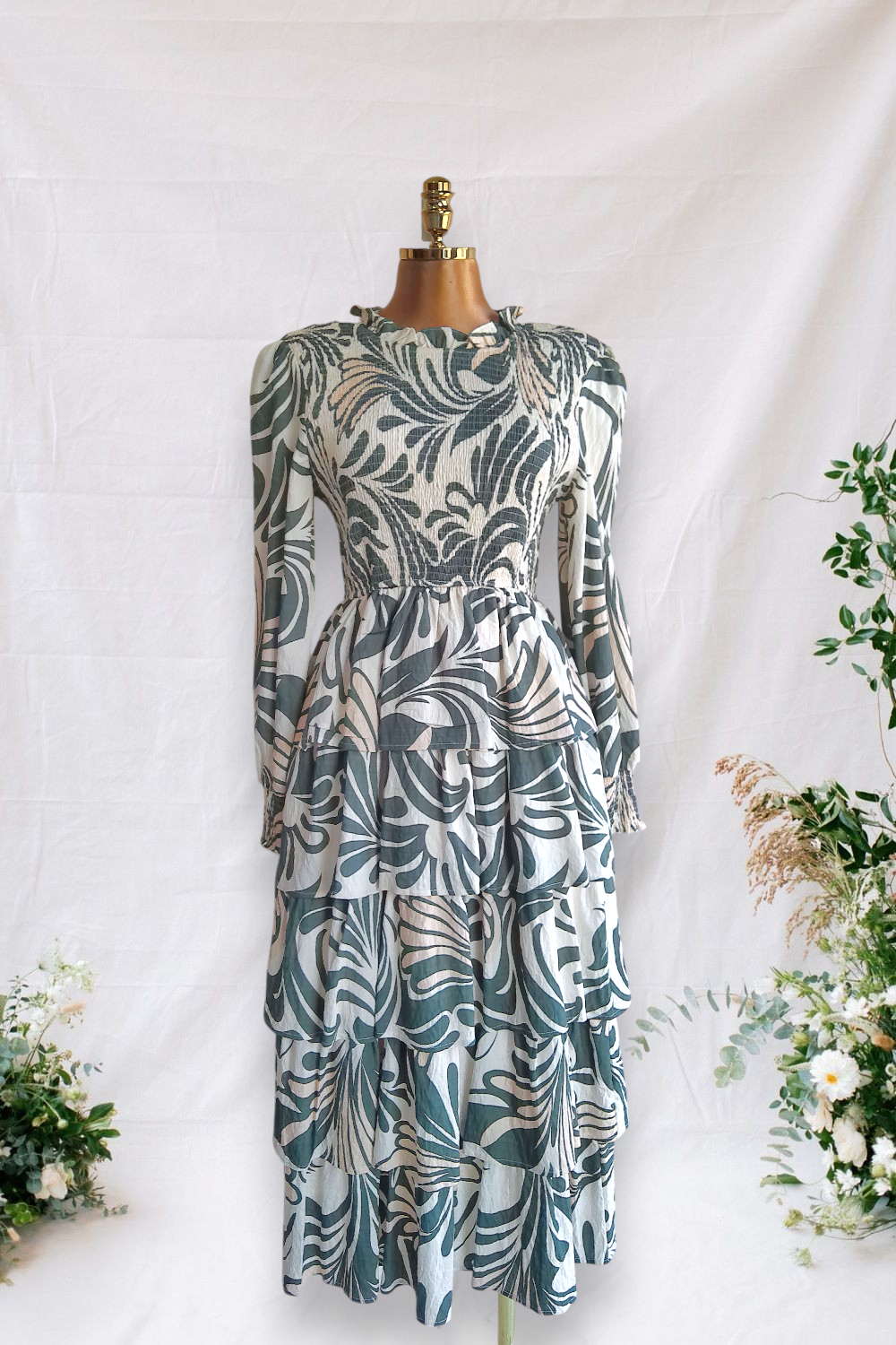 VESTIDO CREMA CON VERDE DE MANGA LARGA Y REVUELO LA FALDA