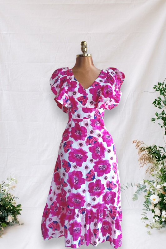 VESTIDO NLANCO DE FLORES FUCSIAS