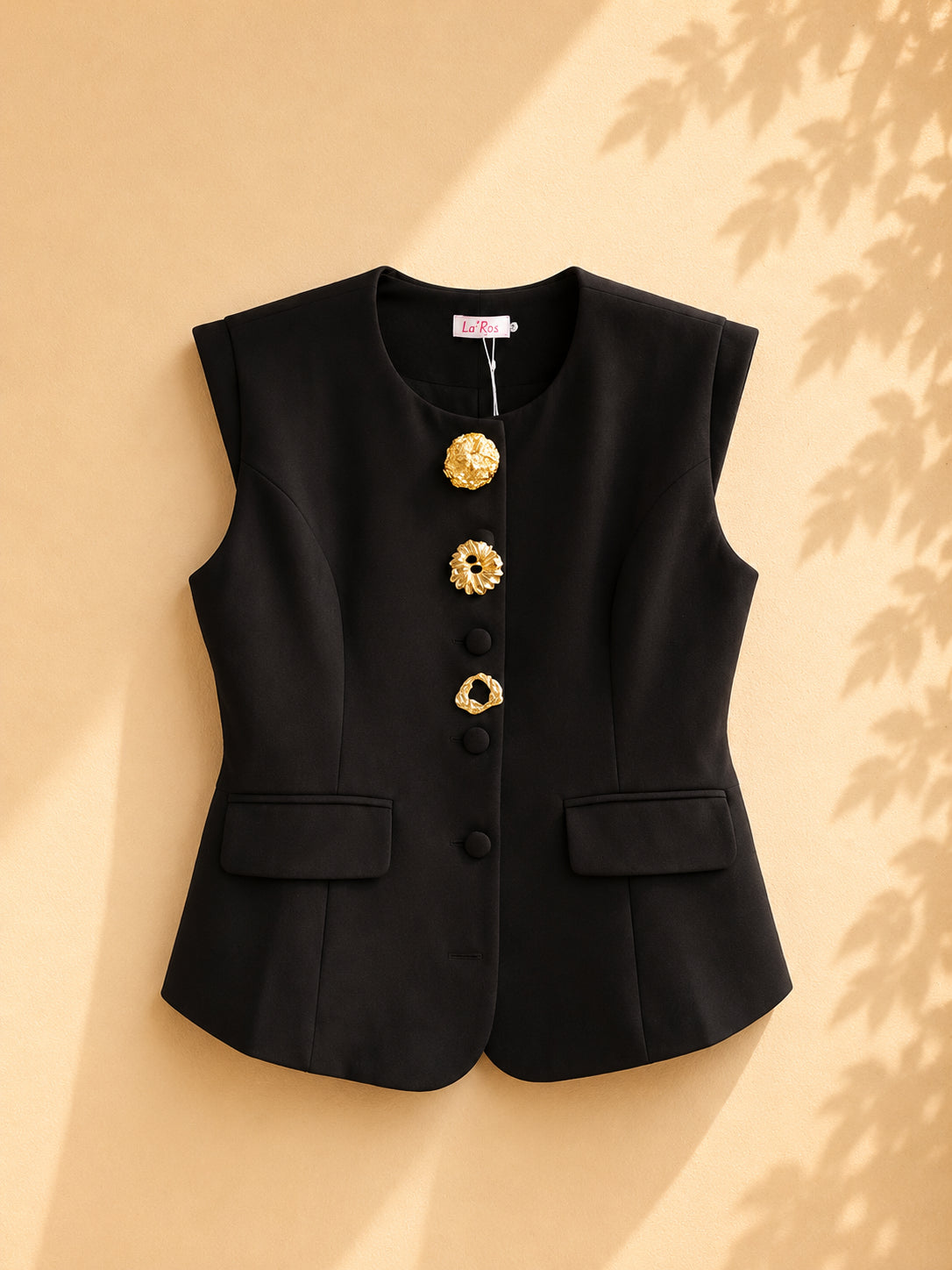 CAMISA FORMAL NEGRA CON BOTONES DORADOS Y NEGROS SIN MANGAS