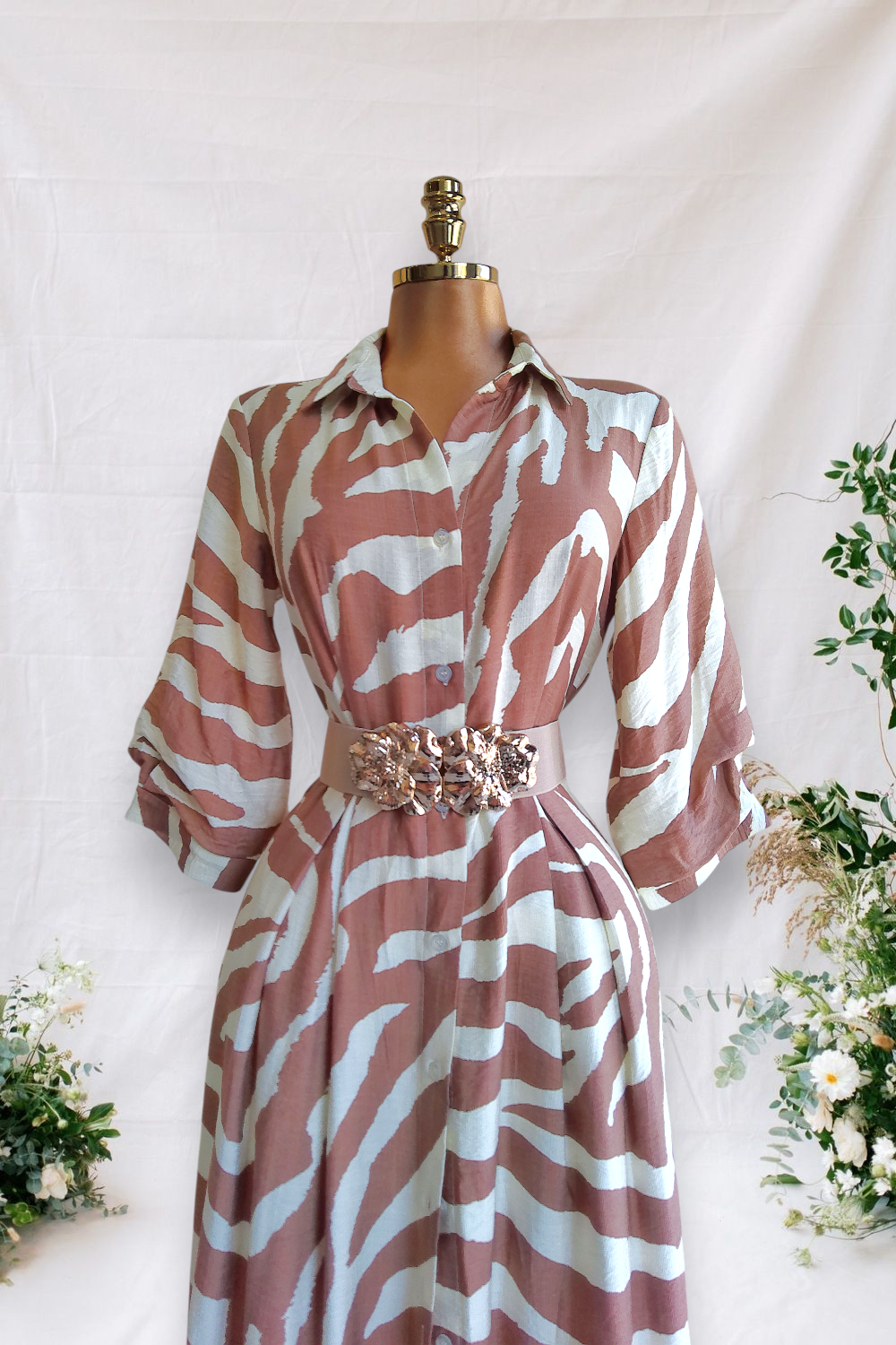 VESTIDO DE MANGAS 3/4 CREMA CON CAFÉ