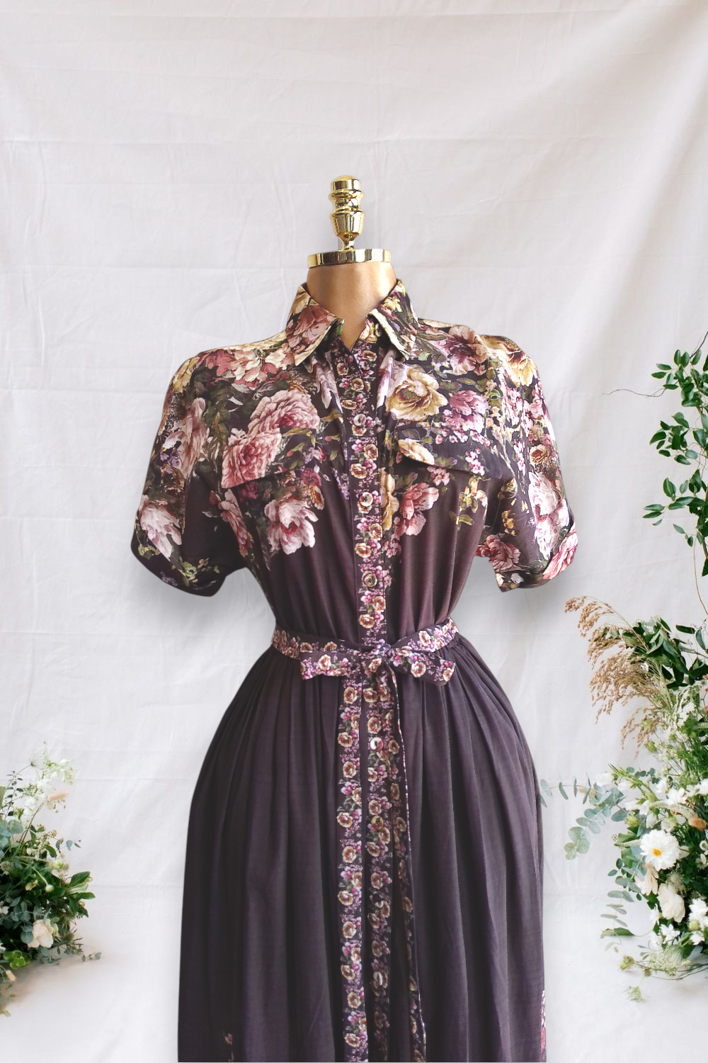 VESTIDO CAFÉ CON FLORES ARRIBA Y ABAJO