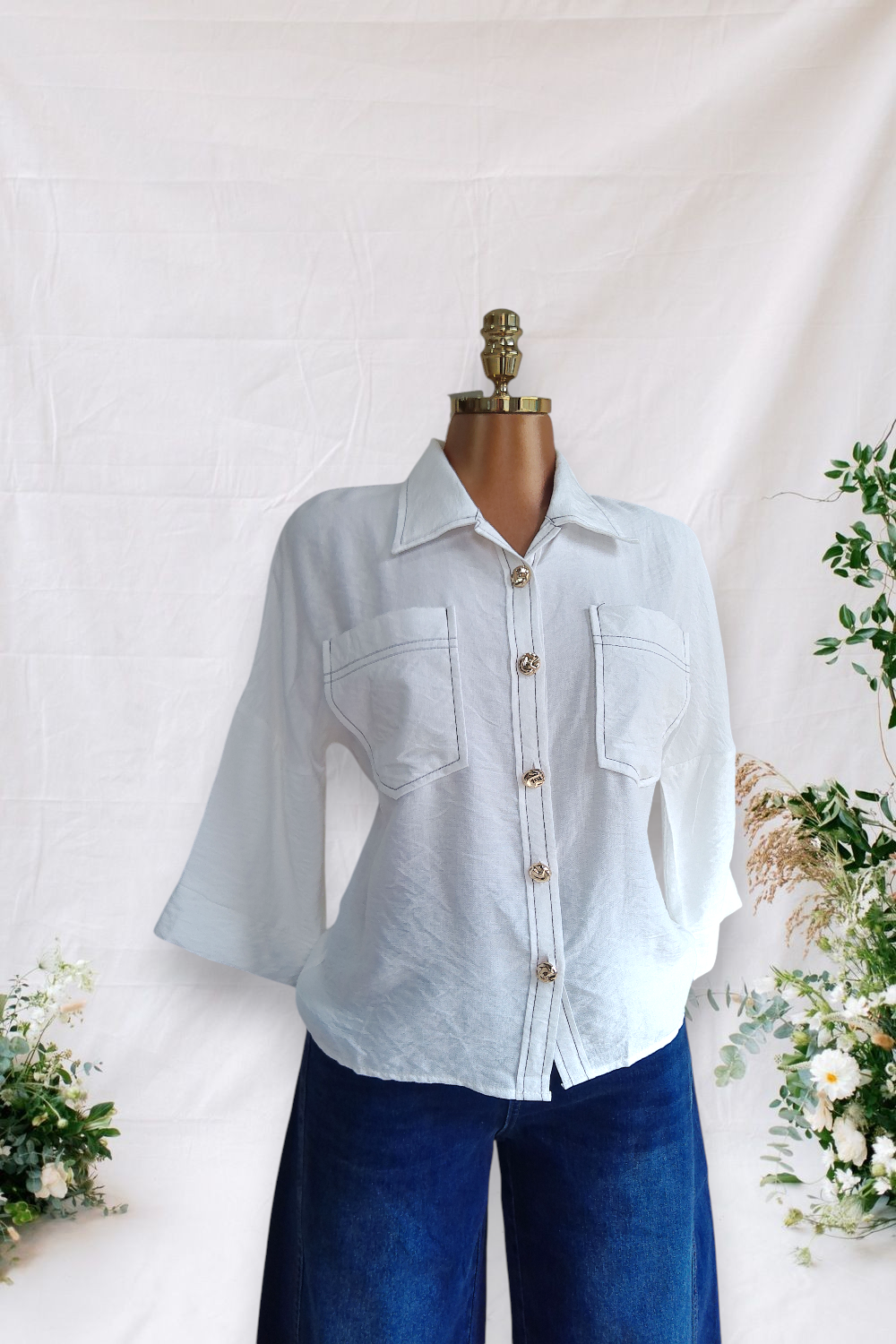 CAMISA BLANCA DE BOTONES DE COSTURAS NEGRAS