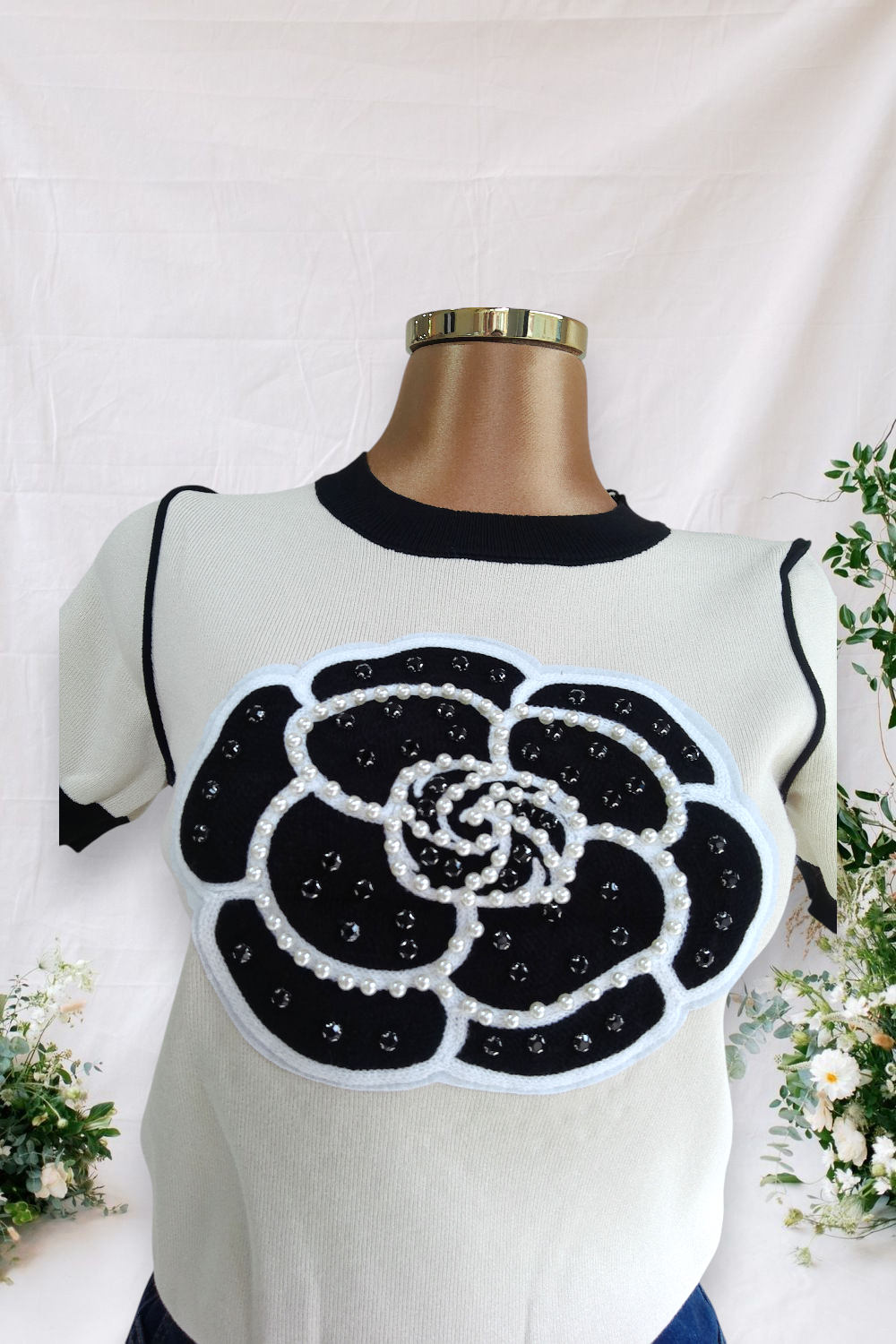 CAMISA DE TELA ELASTICA DE ROSA NEGRA CON BORDE BLANCO Y PERLAS| ORILLA DE CUELLO MANGAS COLOR NEGRO