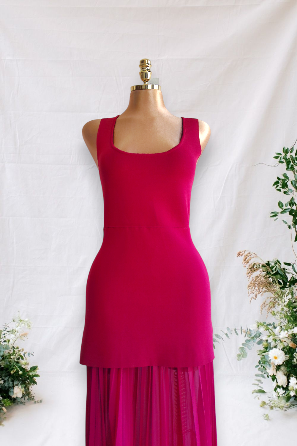 VESTIDO BURGUNDY CORTO LISO Y LUEGO ABAJO PLIZADA