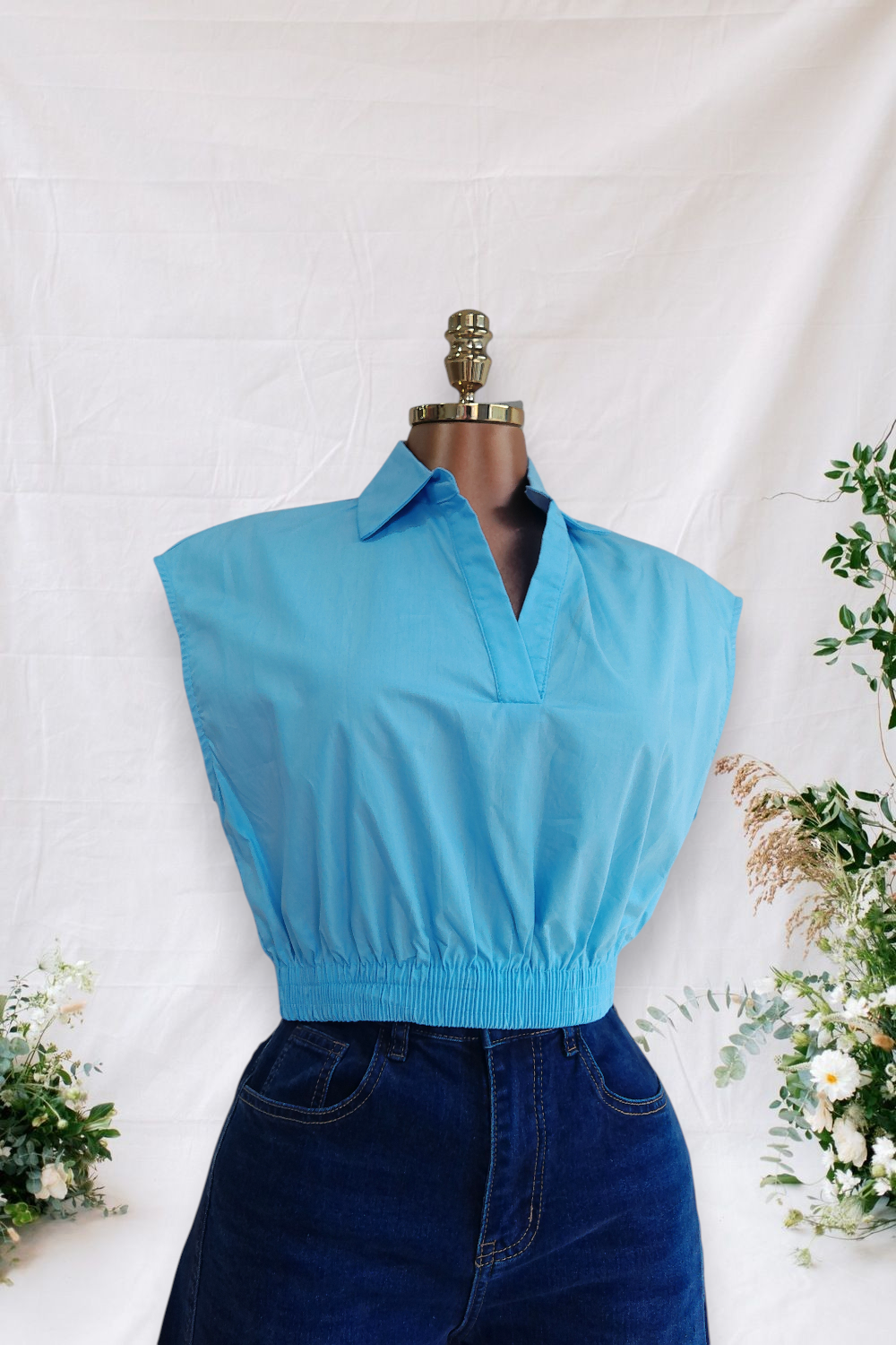 CAMISA CORTA AZUL DE ELASTICO EN LA PARTE DE ABAJO