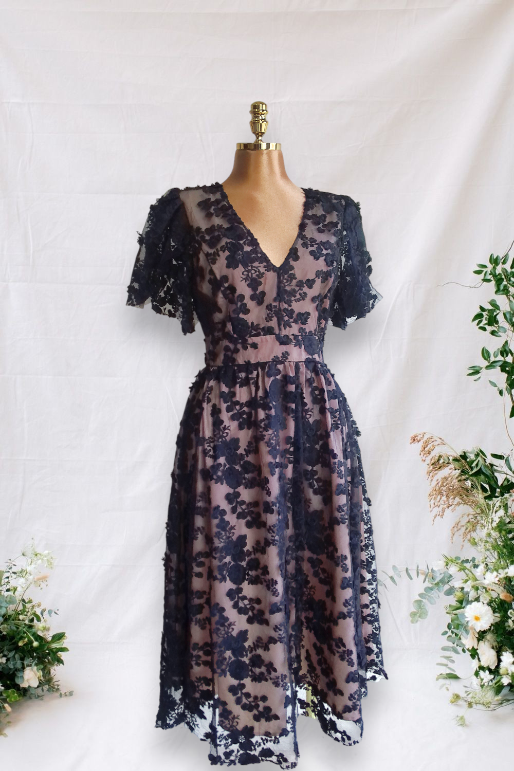 VESTIDO BLANCO HUESO DE FORRO DE TELA PUNTO CON FLORES