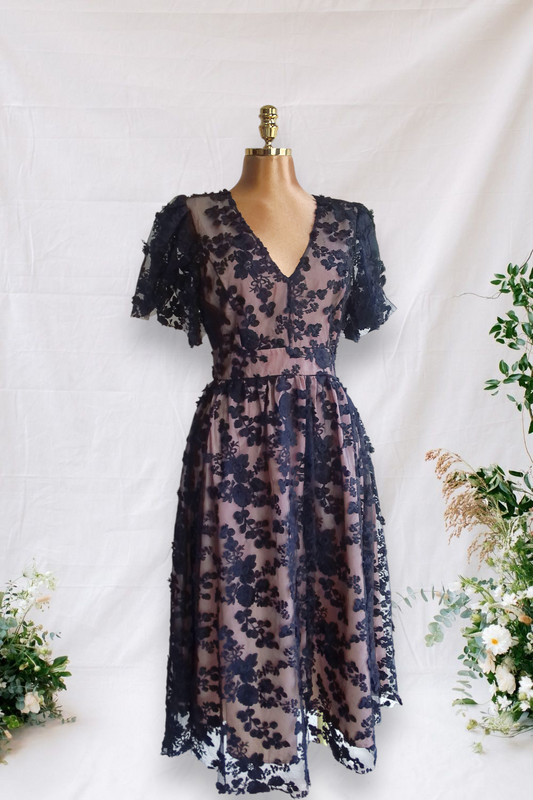 VESTIDO BLANCO HUESO DE FORRO DE TELA PUNTO CON FLORES