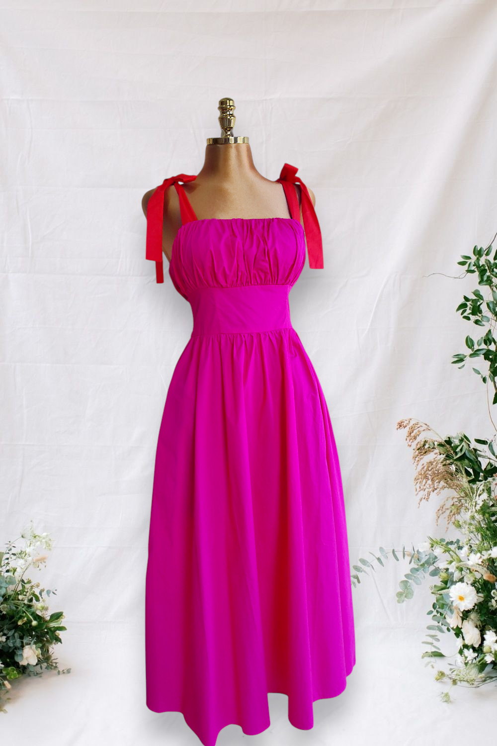 VESTIDO FUCSIA CON TIRANTES DE AMARRAR ROJOS