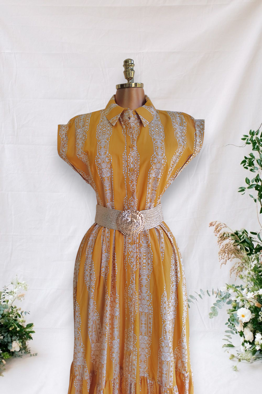 VESTIDO MOSTAZA CON DISEÑOS EN BLANCO