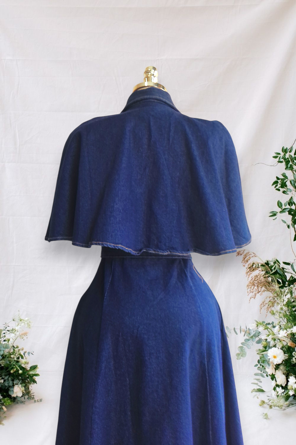 VESTIDO JEANS CON CAPITA CORTA