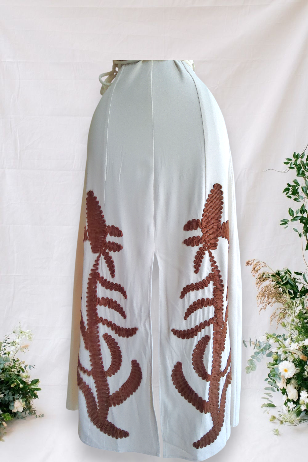 VESTIDO BLANCO SIN MANGAS CON BORDADO ABAJO CAFÉ Y ABERTURA