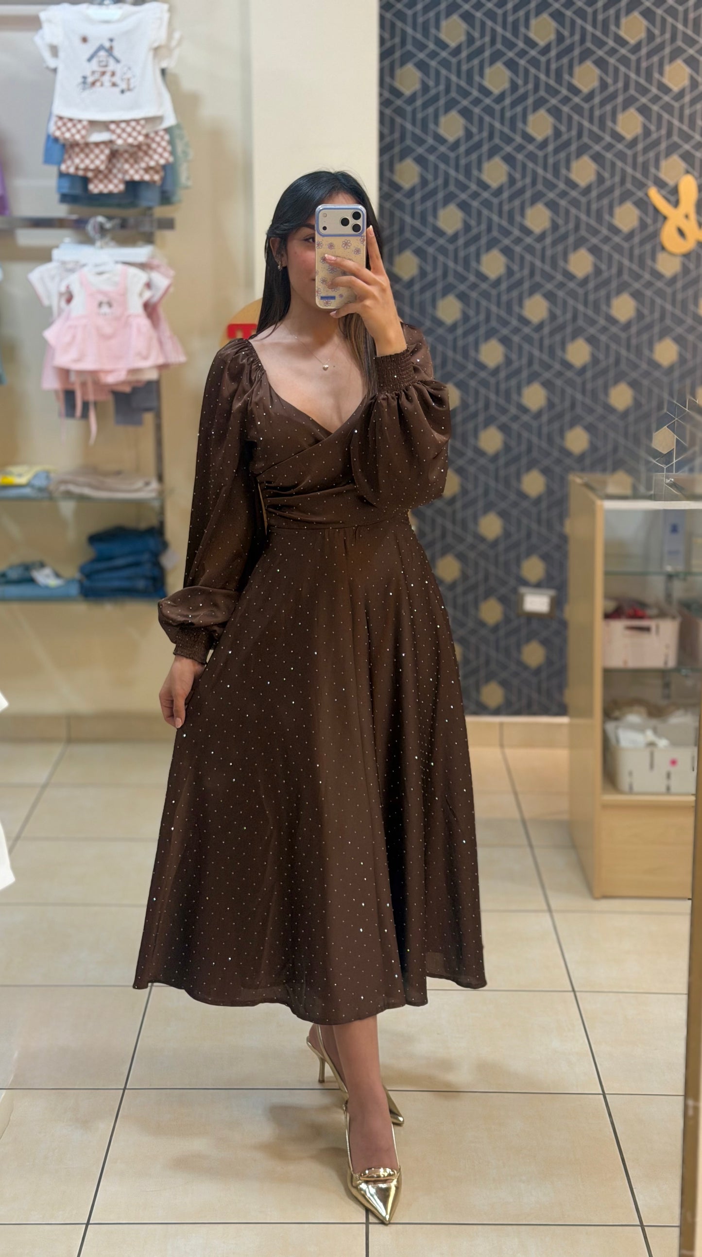 VESTIDO CAFÉ MANGA LARGA DE PUNTOS DE PERLITAS