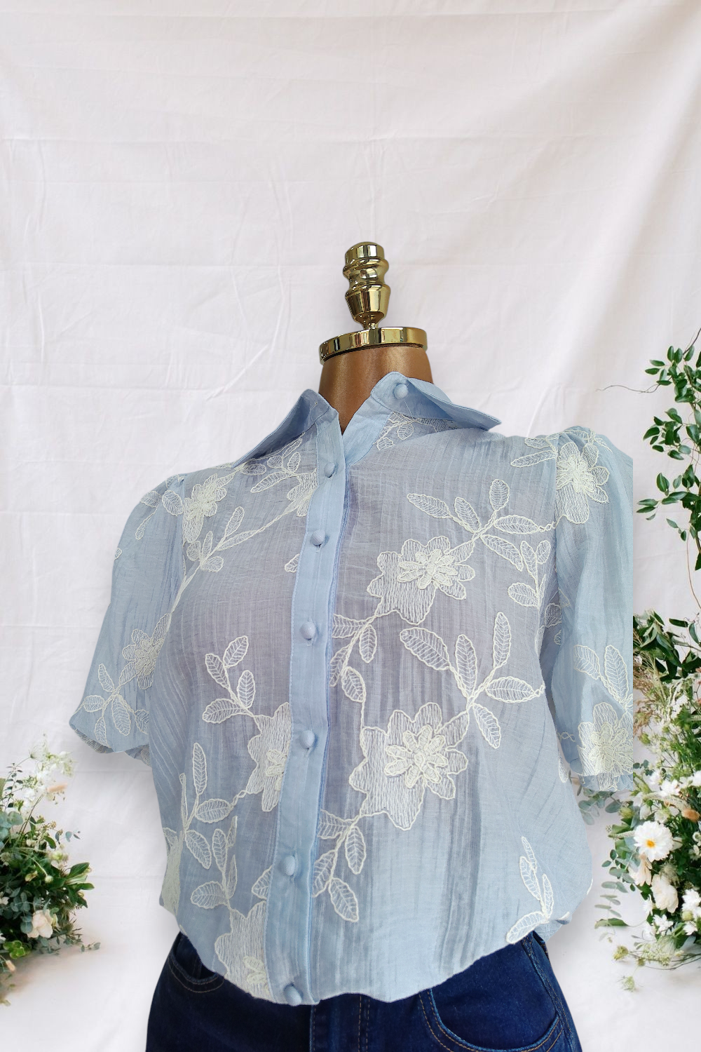 CAMISA DE MANGAS BONBACHAS CELESTE CON BORDADOS BLANCOS DE BOTONES