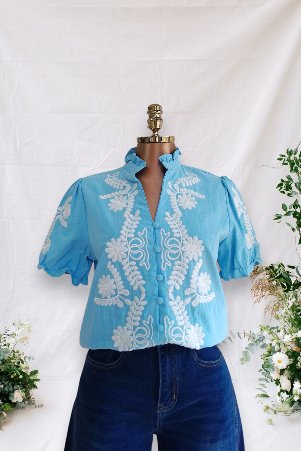 CAMISA ZUL DE BORDADO BLANCO DE FLORES Y HOJAS