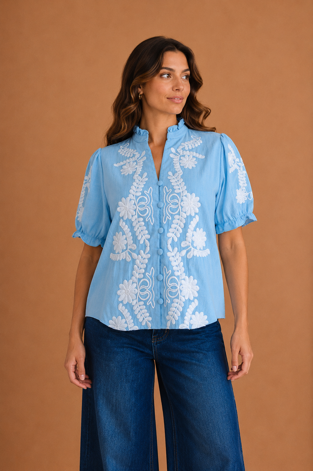 CAMISA ZUL DE BORDADO BLANCO DE FLORES Y HOJAS