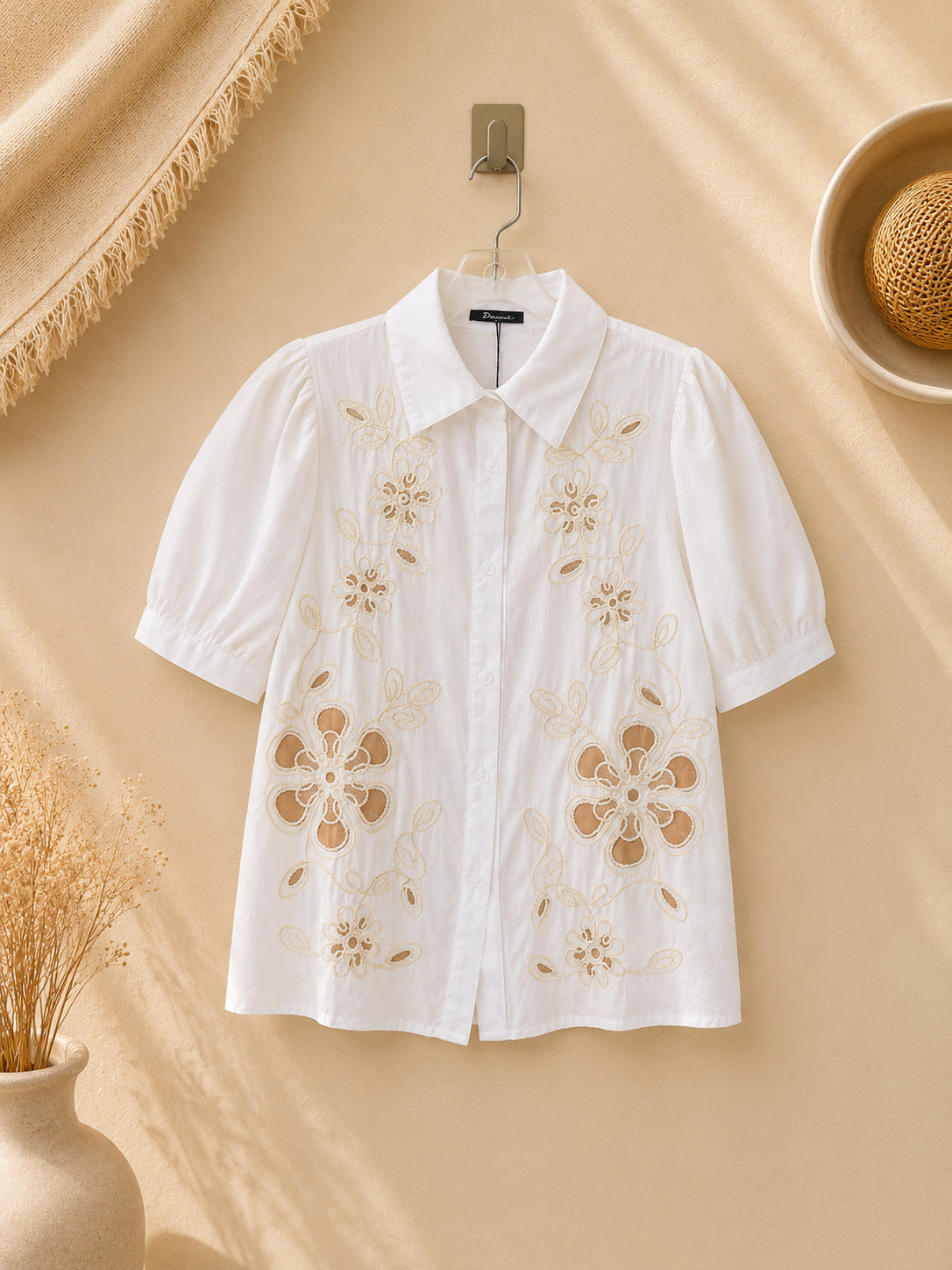 CAMISA DE BOTONES CON BORDADO DE FLORES CAFÉ