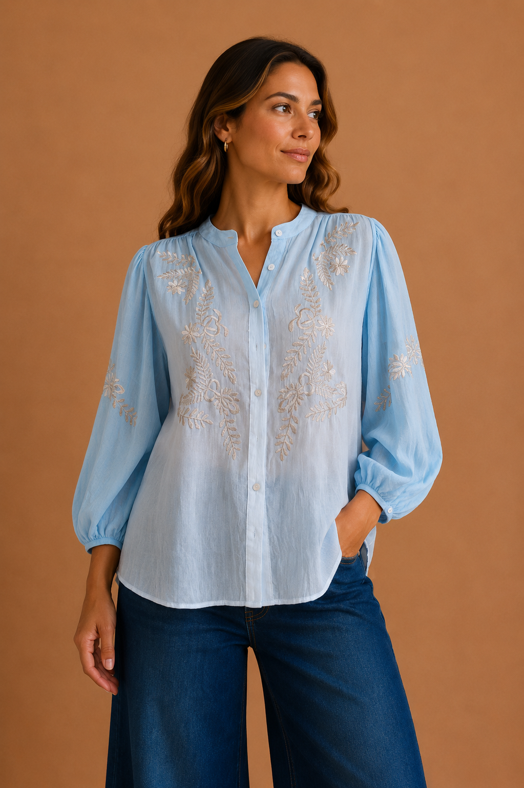 CAMISA MANGA LARGA DE BOTONES CON BORDADO PLATEADO DE DOS COLRES AZUL CON BLANCO