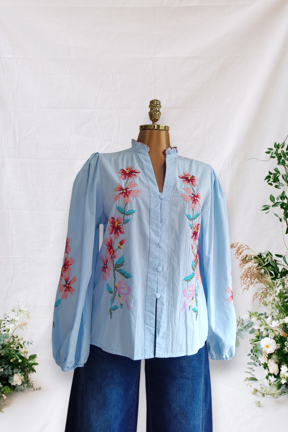 CAMISA AZUL DE CUELLO DE REVUELO MANGA LARGA CON BORDADO DE FLORES