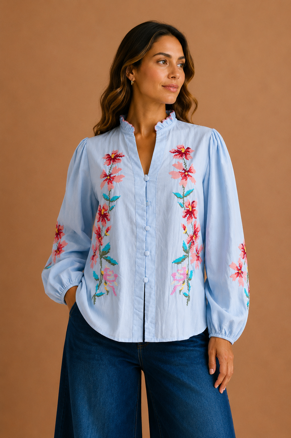 CAMISA AZUL DE CUELLO DE REVUELO MANGA LARGA CON BORDADO DE FLORES