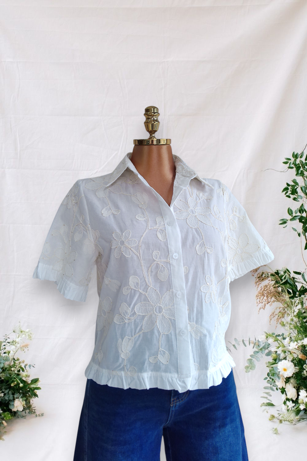 CAMISA BLANCA CON COSTURAS DE FLORES COLOR CREMA DE BOTONES