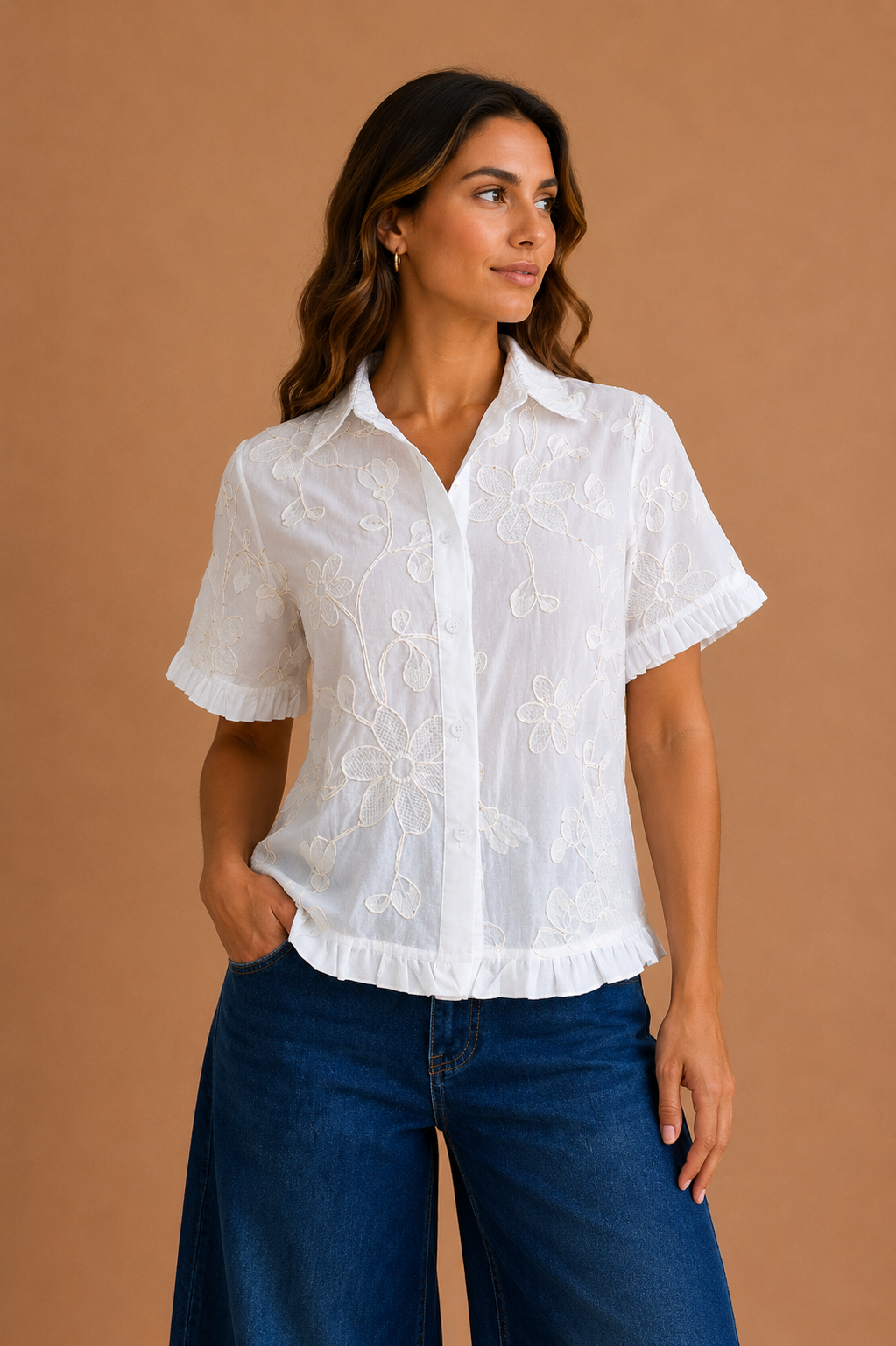 CAMISA BLANCA CON COSTURAS DE FLORES COLOR CREMA DE BOTONES