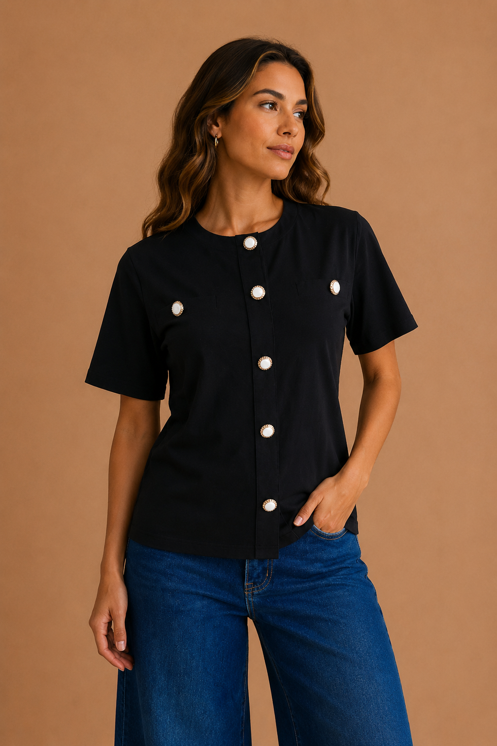 CAMISA NEGRA CON BOTONES DE FLORES BLANCO Y DORADO