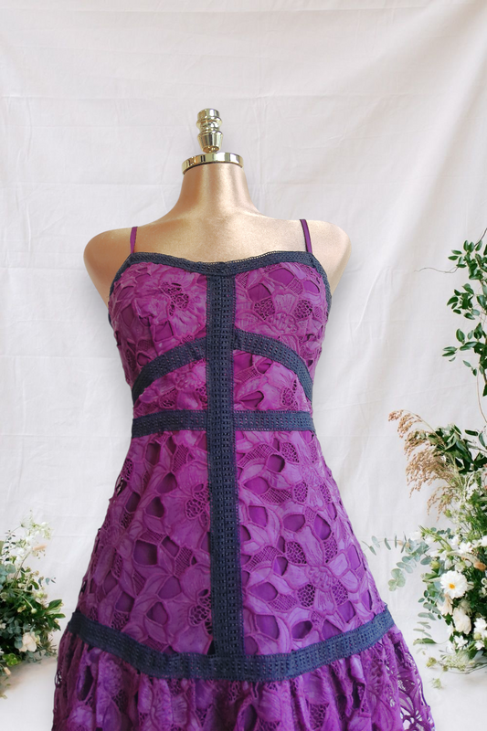 VESTIDO OCRE DE TIRANTES CON APLOCACION NEGRA