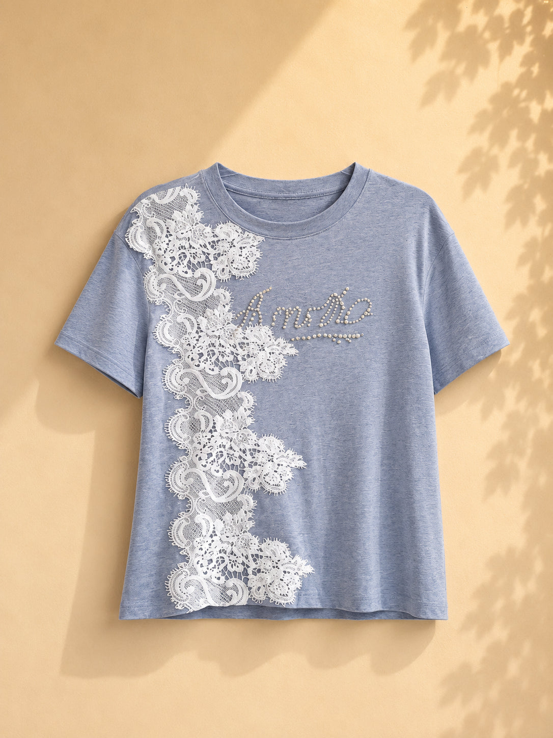CAMISA GRIS CON LETRAS DE PERLA Y ABORDADO BLANCO