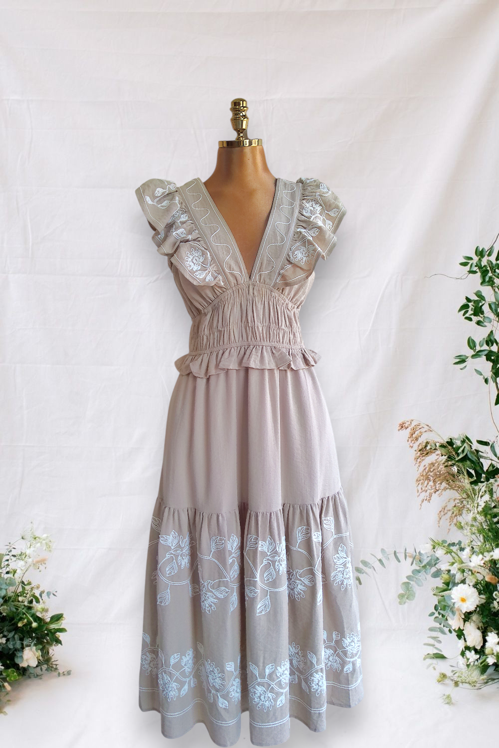 VESTIDO CAFÉ CON BORDADO BLANCO ABAJO