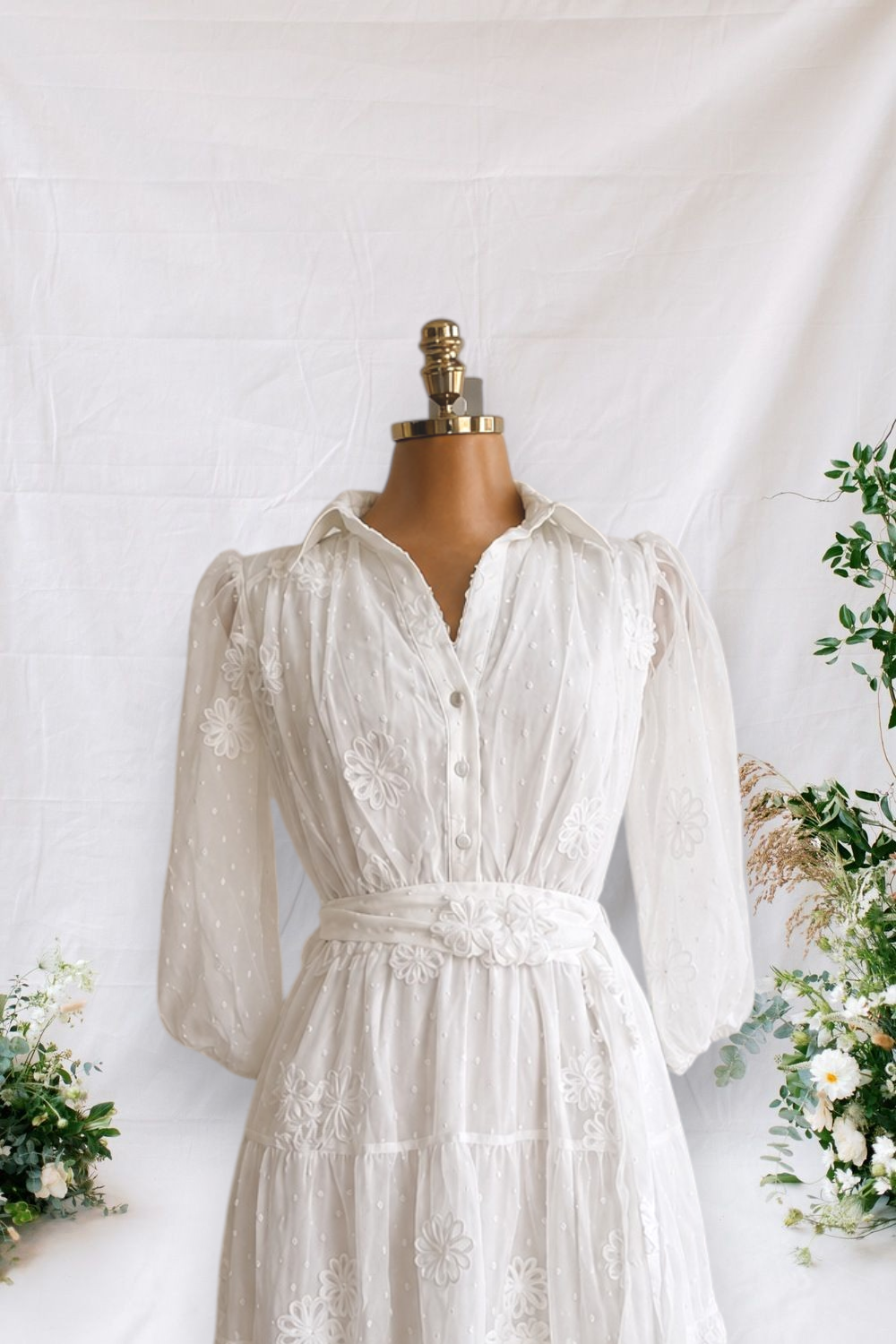 VESTIDO BANCO DE FORRO TRANSPARENTE Y MANGAS BONBACHAS
