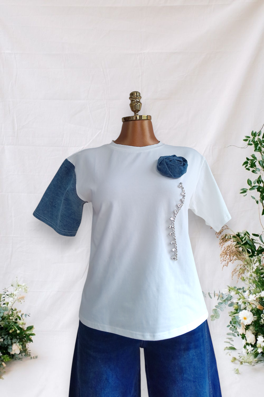 CAMISA BLANCA CON UNA MANGA COLOR JEANS Y UNA ROSA IGUAL CON ACCESORIOS PLATEADOS