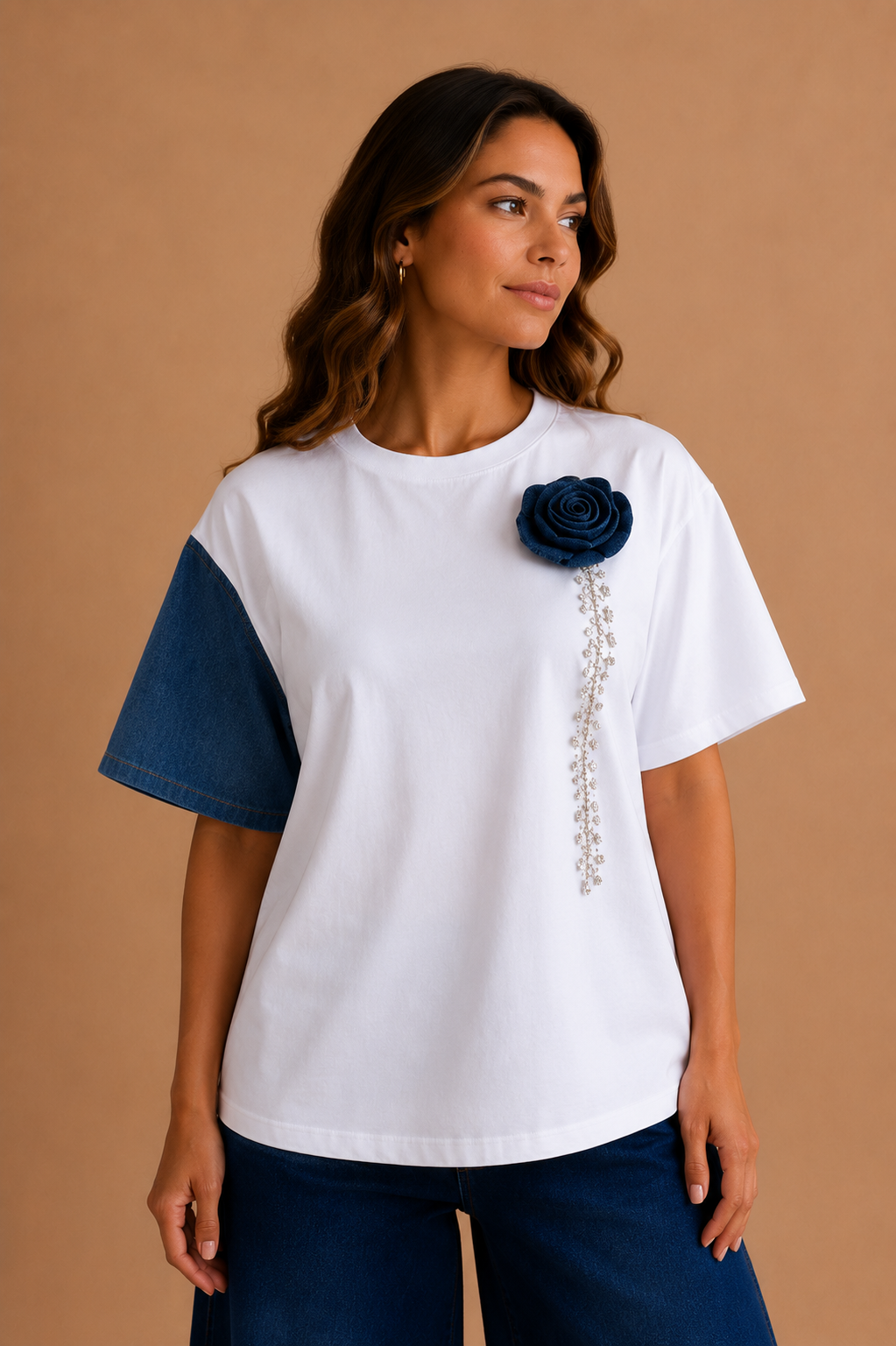 CAMISA BLANCA CON UNA MANGA COLOR JEANS Y UNA ROSA IGUAL CON ACCESORIOS PLATEADOS