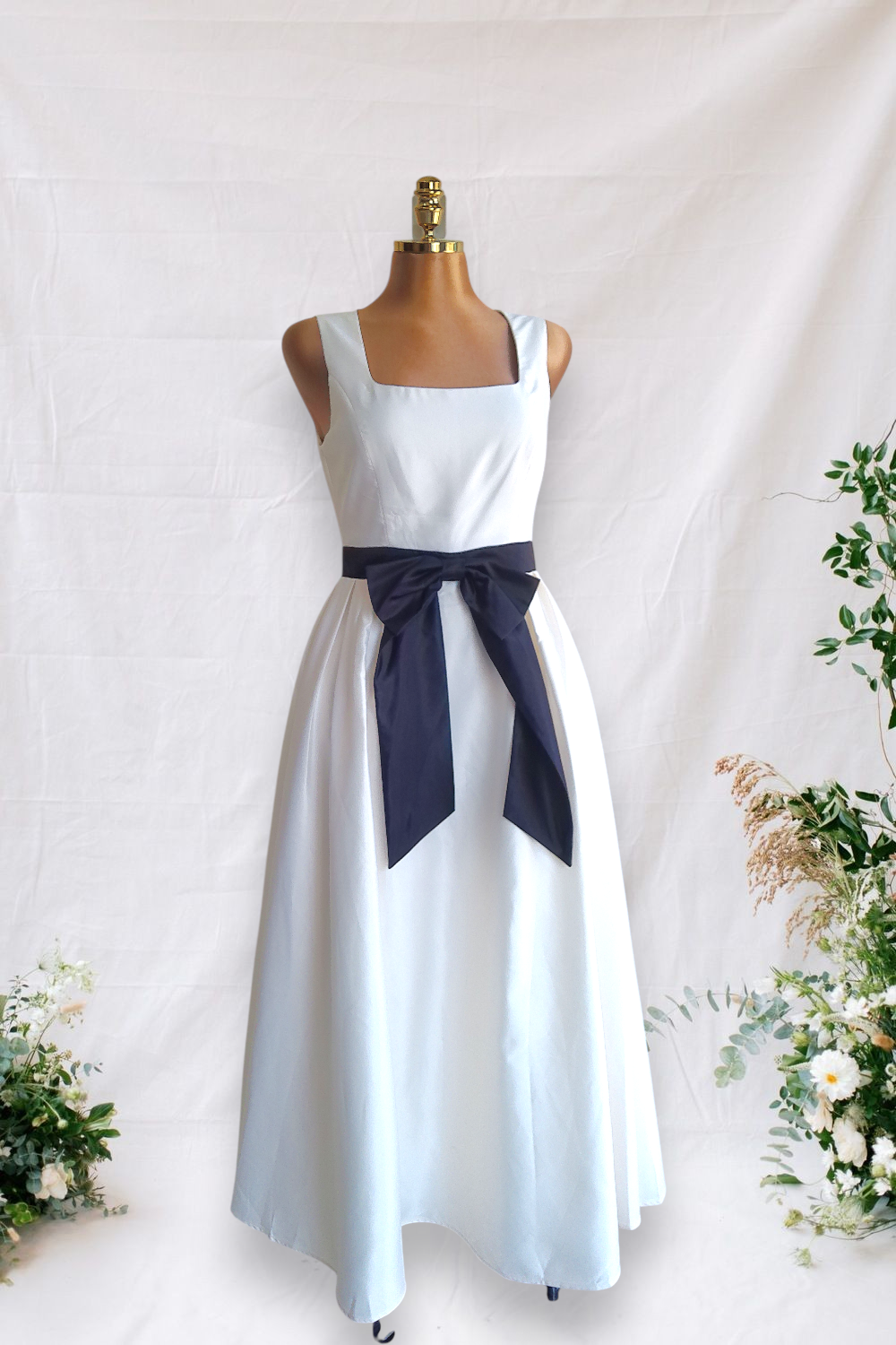 VESTIDO BLANCO CON CINTA NEGRA EN LA CINTURA
