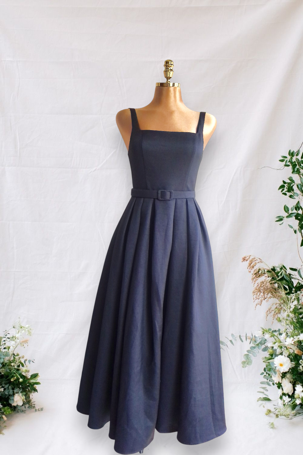 VESTIDO NEGRO LISO DE FALDA ANCHA DE TIRANTES