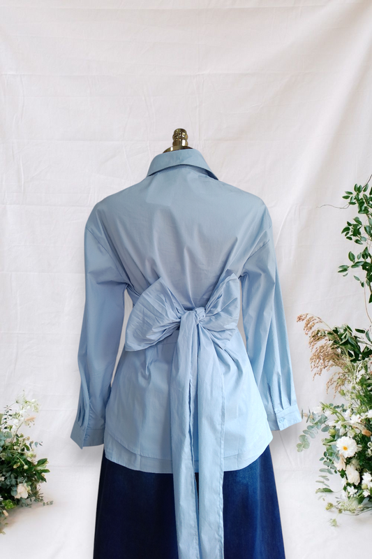 CAMISA AZUL MANGA LARGA CON CINTA DE AMARRE DE CINTURA