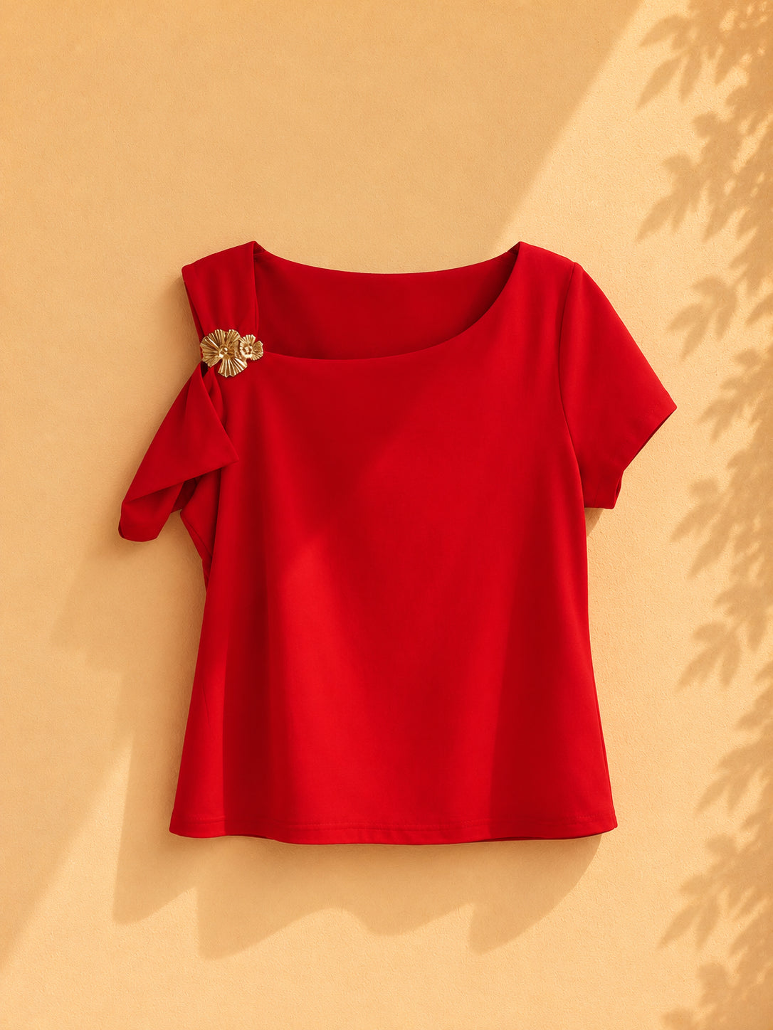 CAMISA ROJA DE MANGA DESCUBIERTA CON ACCESORIO DORADO