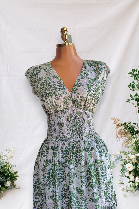 VESTIDO CREMA DE DISEÑO VERDE Y CAFÉ CLARO CON ESLASTICO GRANDE EN LA CINTURA