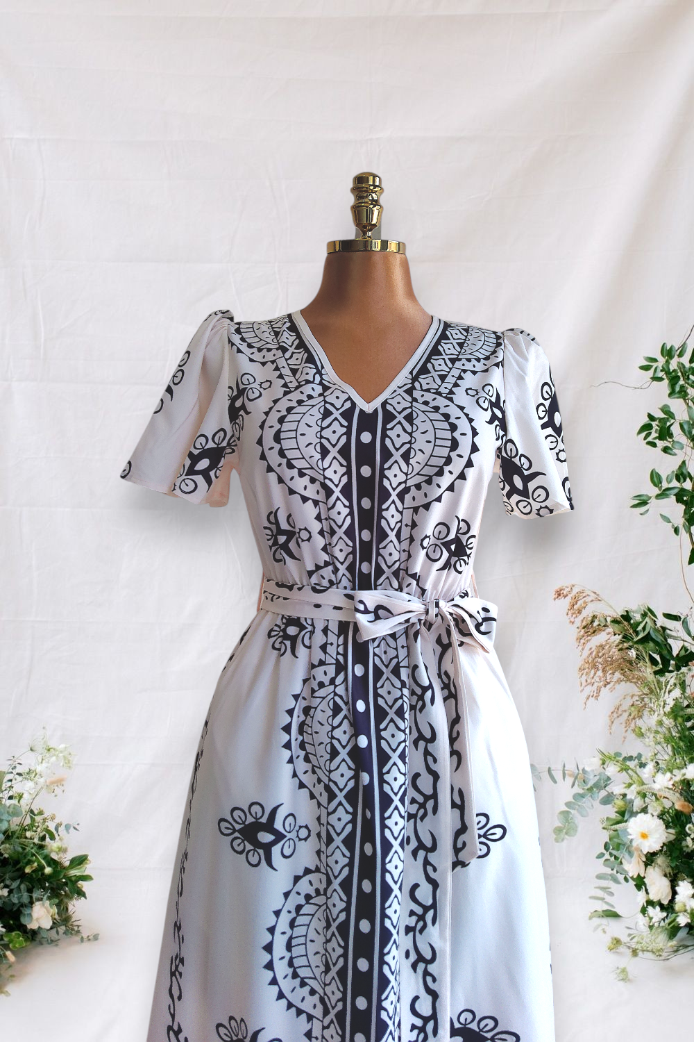 VESTIDO CREMA CON ESTANPADO NEGRO