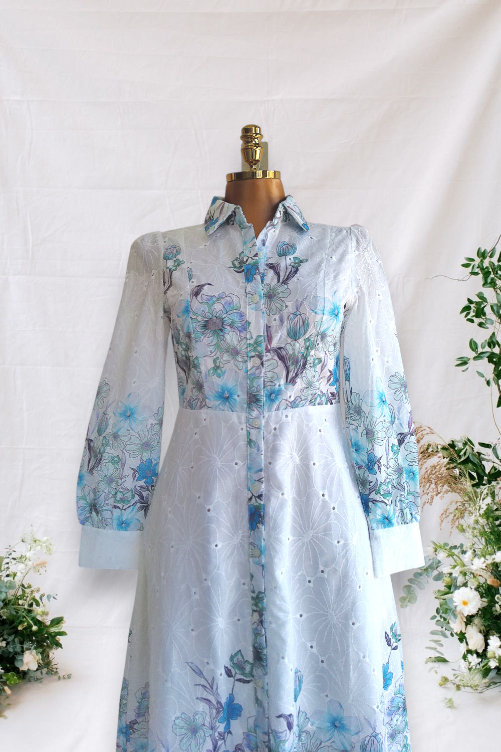 VESTIDO BLANCO DE MANGA LARGA CON FLORES AZULES