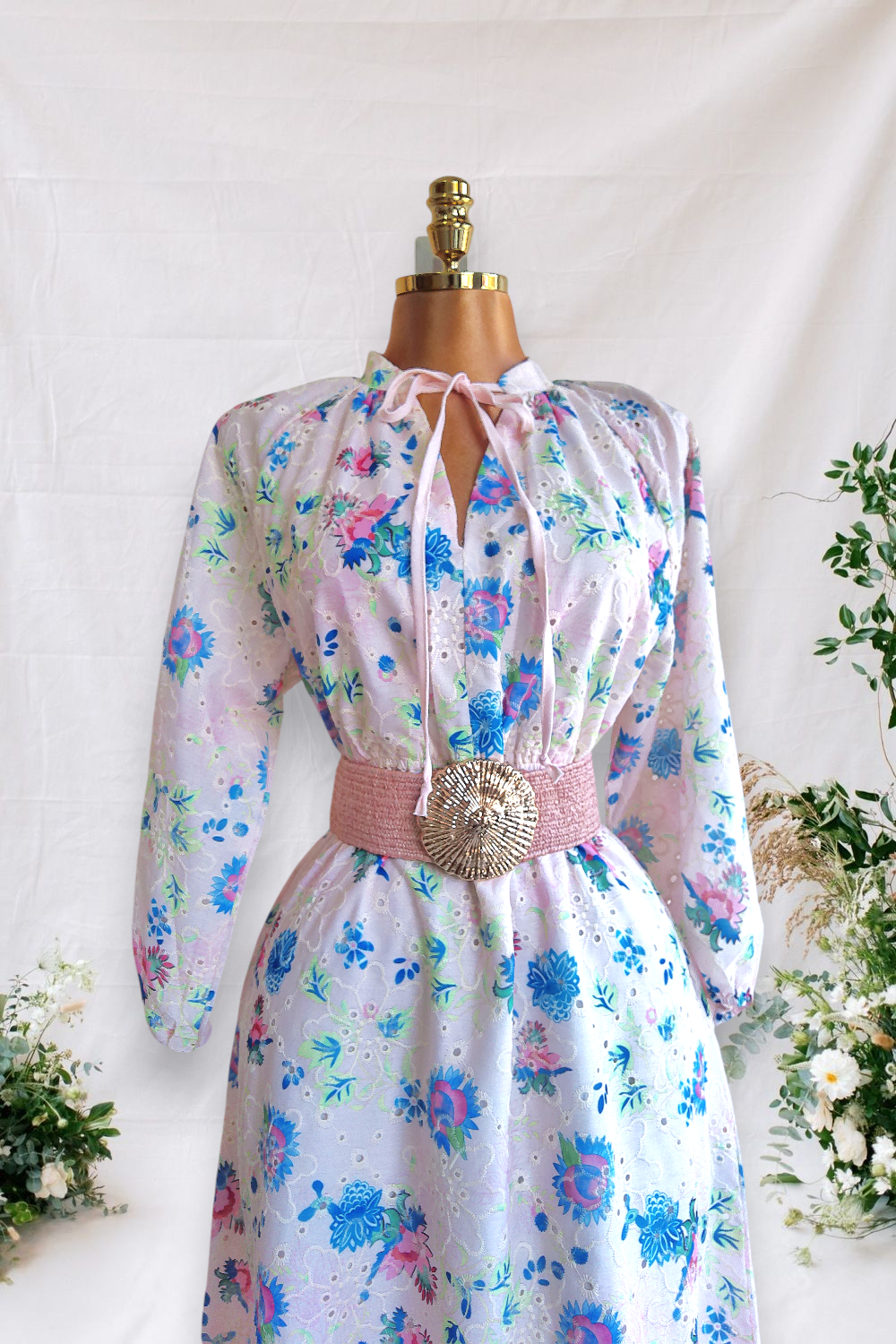 VESTIDO ROSADO ESTANPADO DE FLORES CON BORDADO DE FLORES EN CREMA
