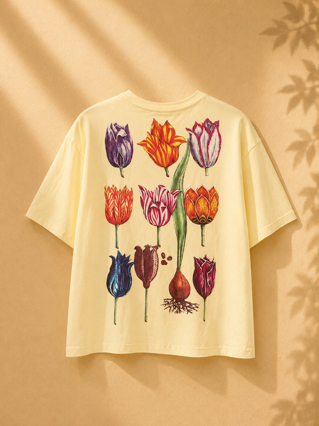 CAMISA AMARILLA CON LETRAS Y FLOR ROSADA