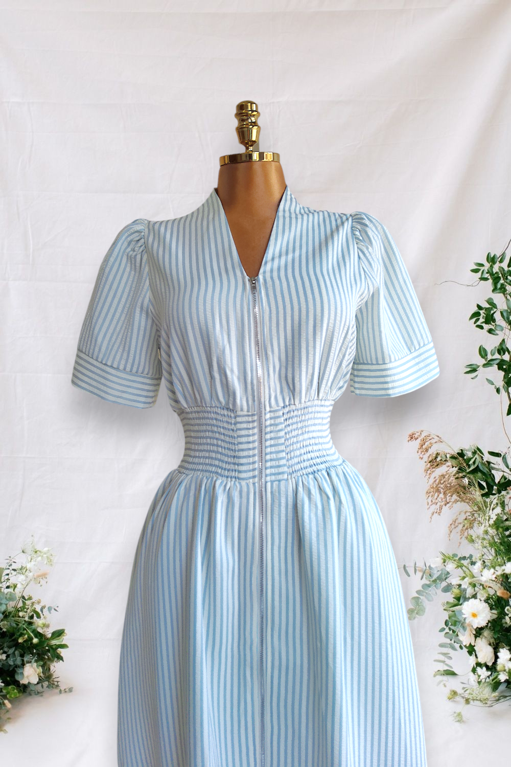 VESTIDO BLANCO CON RAYAS CELESTE VERTICALES DE ZIPER