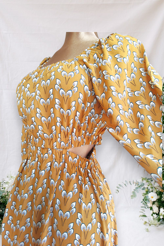 VESTIDO MOSTAZA CON ESTAMPADO DE HOJAS BLANCAS