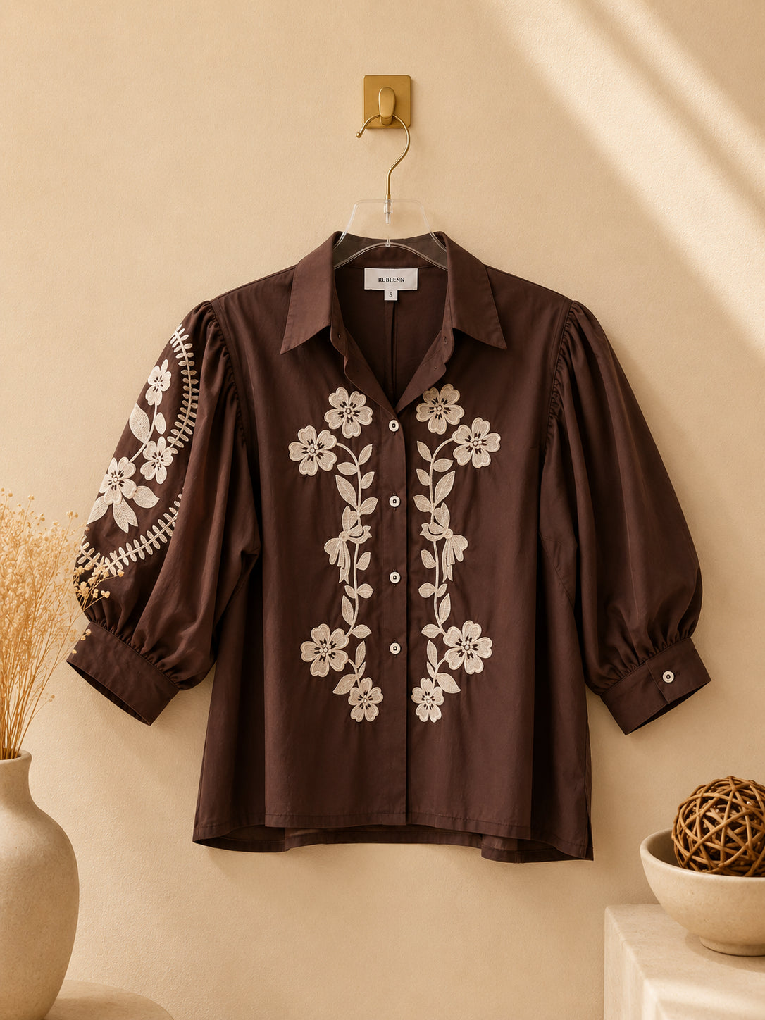 CAMISA CAFÉ DE BORDADO DE FLORES