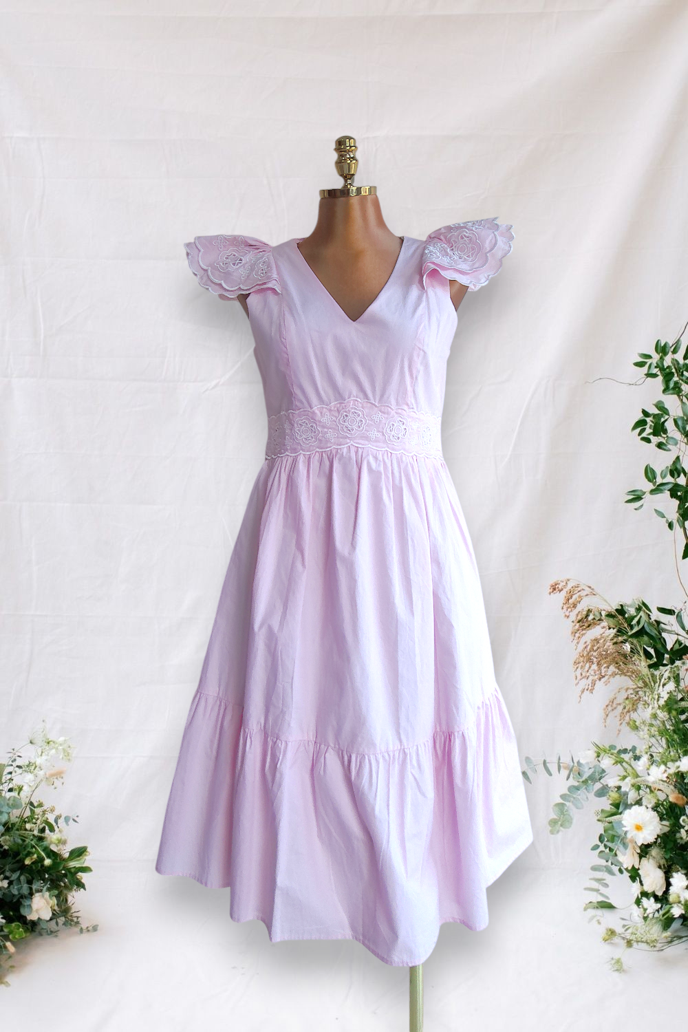 VESTIDO ROSA DE MANGAS DE REVUELO CON BORDADO BLANCO